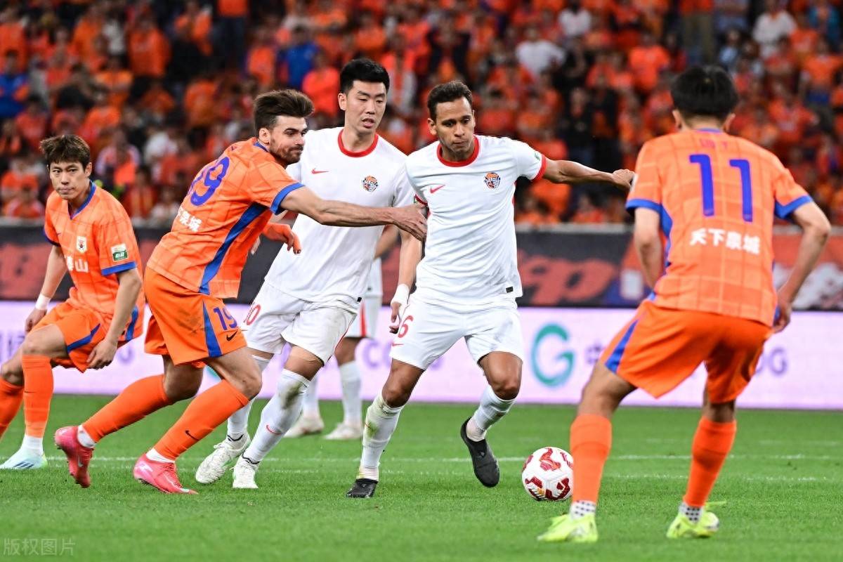 关于马来西亚前锋豪取帽子戏法助球队夺冠的信息