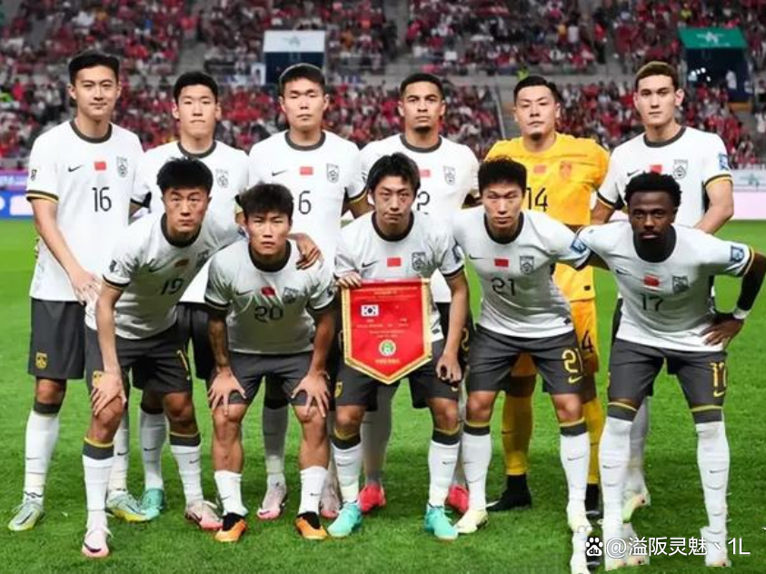 世俱杯决赛-足球比赛场面紧迫激烈，双方较量争锋，呈现出极高水准的简单介绍