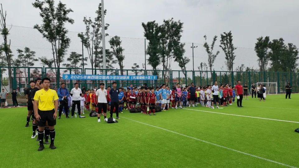 球场内外交流频繁，赛事更加精彩