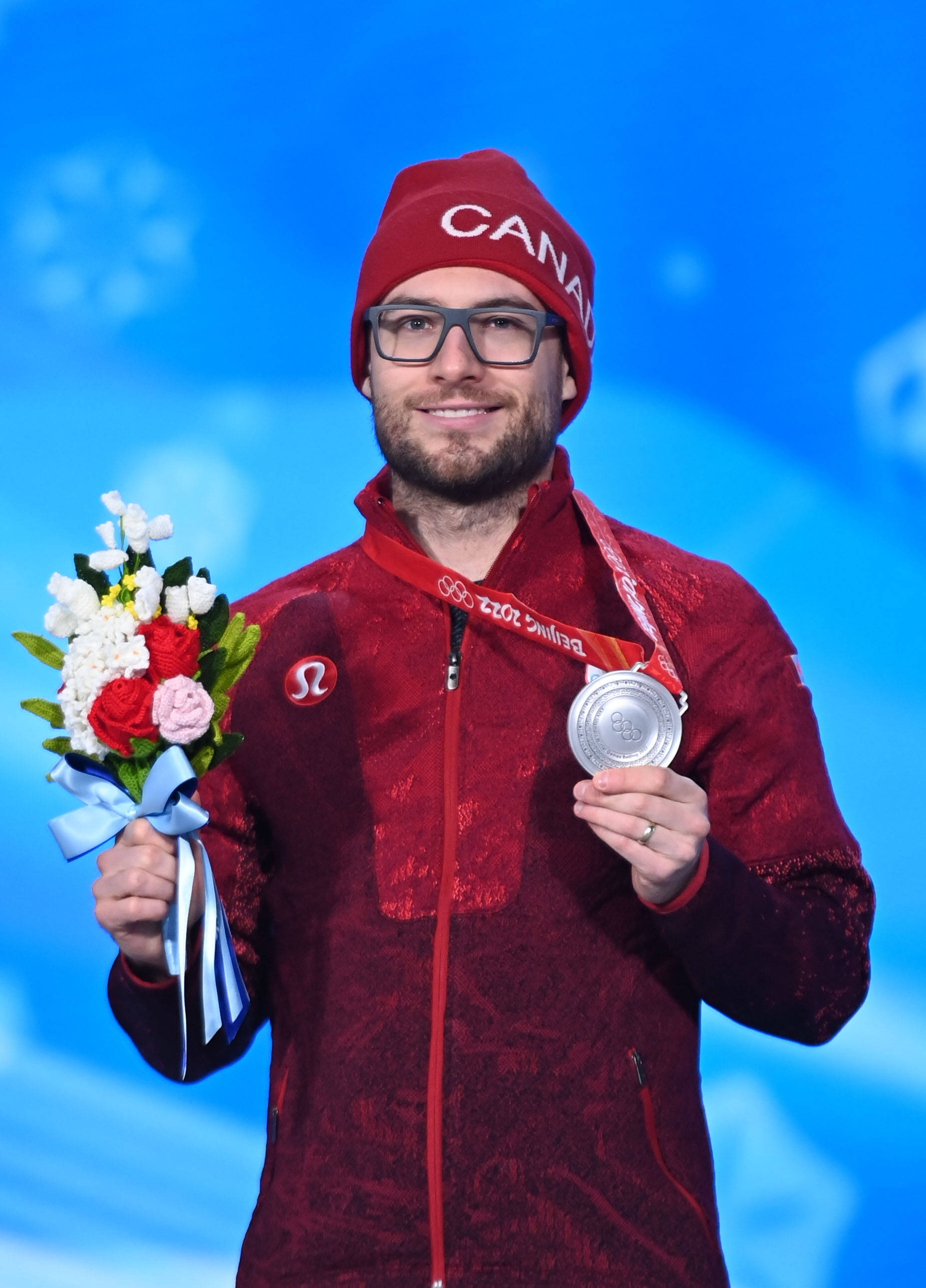 加拿大滑冰运动员再获奖牌，表现优秀