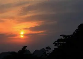 霞尔奥特伙计连获进球，帮助球队获胜的简单介绍