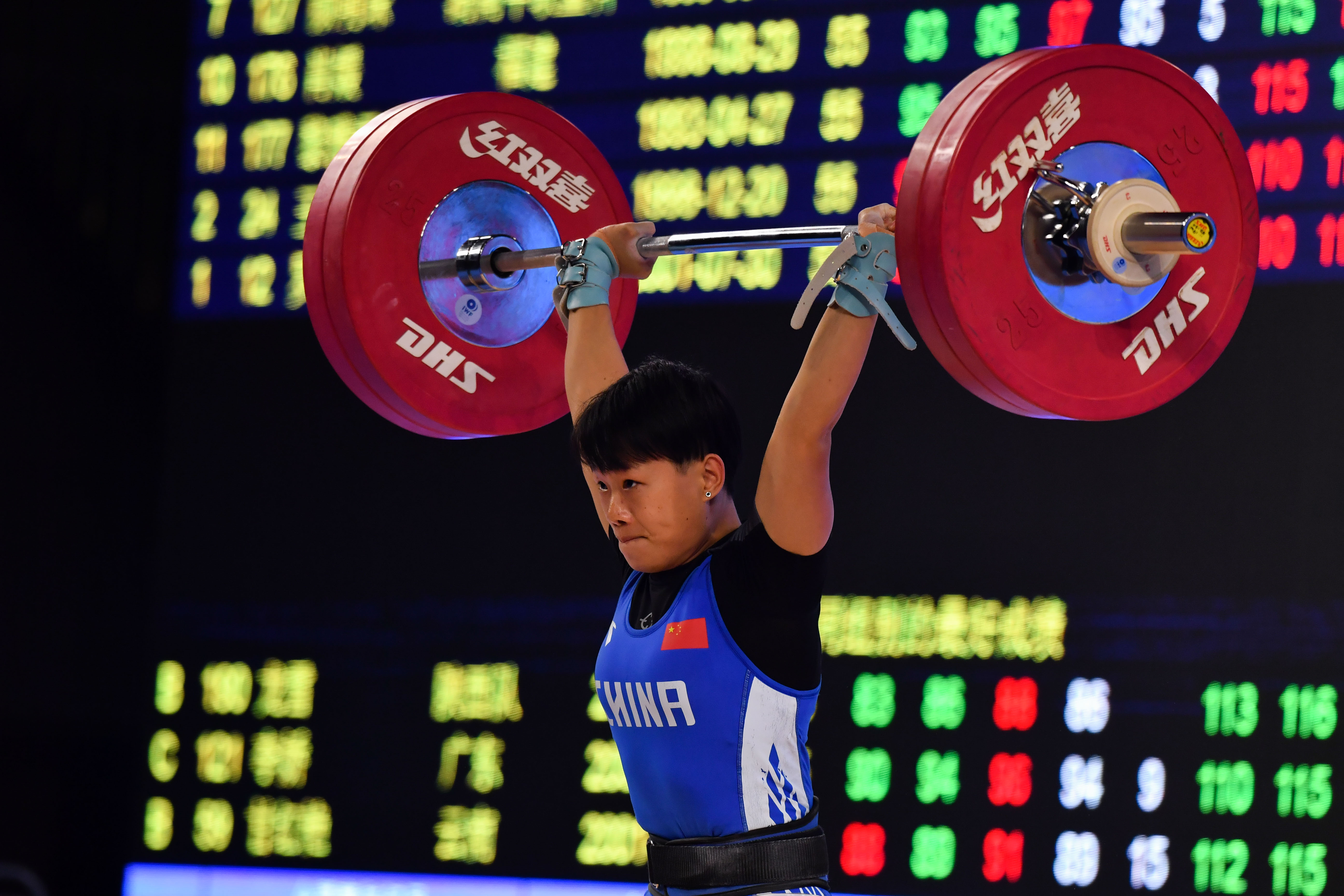 拉美国家代表团在举重比赛中发挥出色