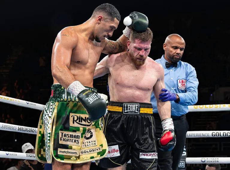 拳击比赛中俄罗斯拳手击败对手获胜