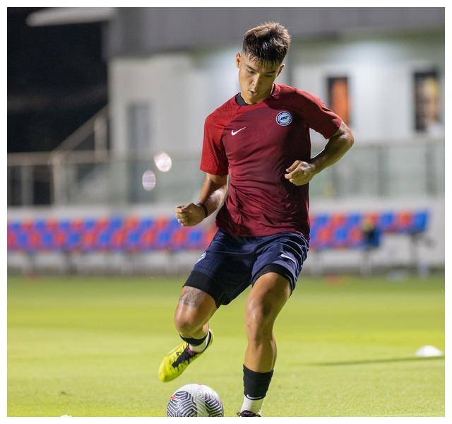 狮城队球员坚持训练，为胜利努力不懈