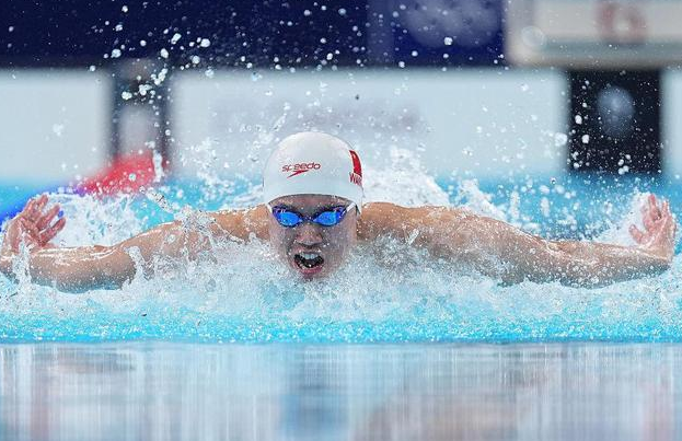 本土队伍夺得金牌，喜上眉梢