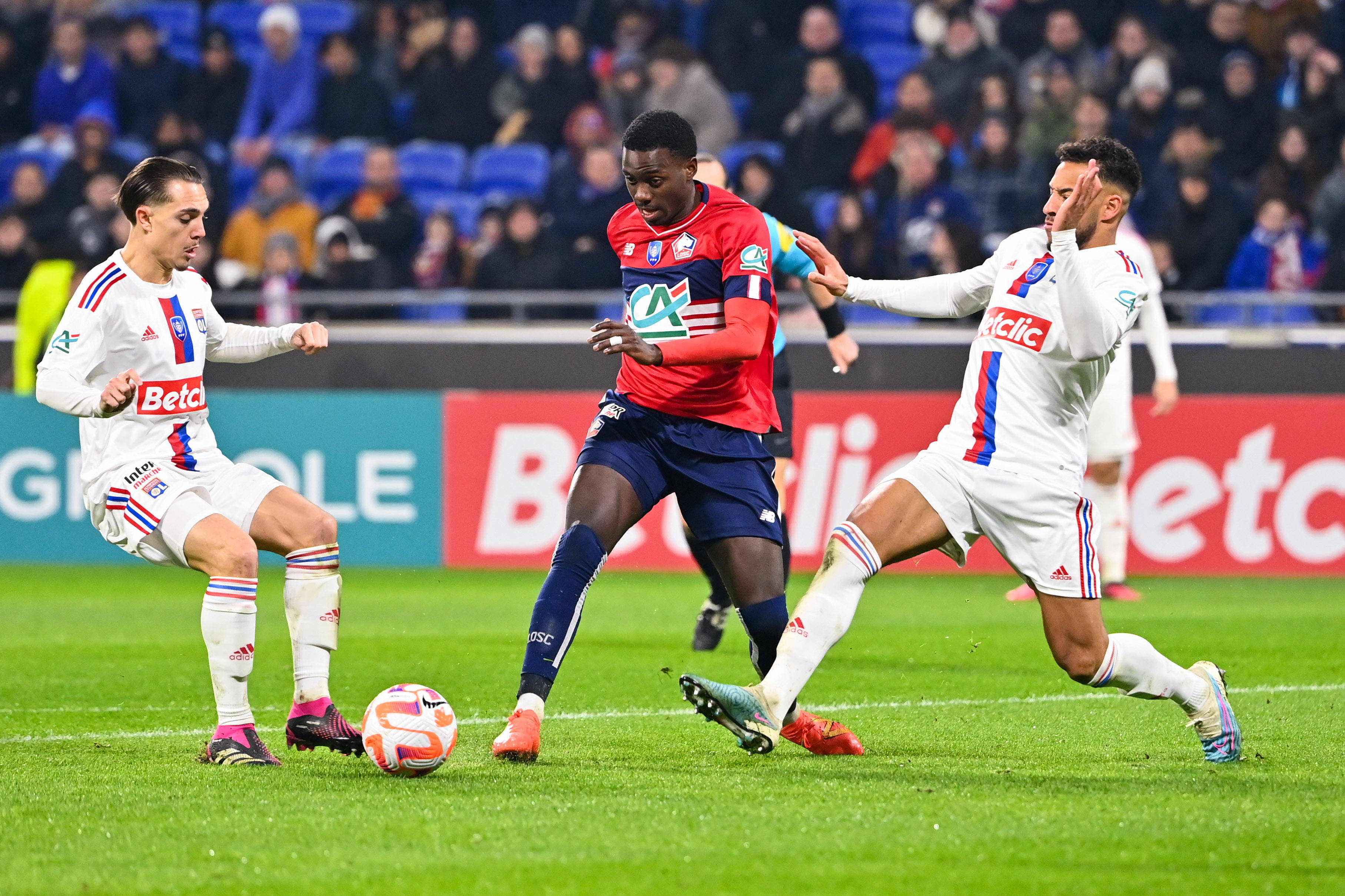 世俱杯时间-里尔客场胜利，继续保持领先优势