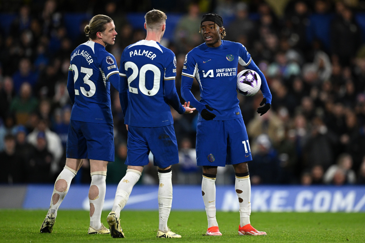 世俱杯冠军-球队在比赛中遭遇各种困难，球员需团结拼搏