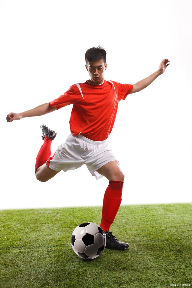 世俱杯冠军-著名足球球员在最近的比赛中表现出色