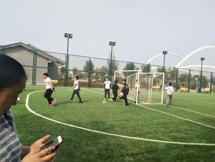 精湛技术领略无极限，球场上势如破竹