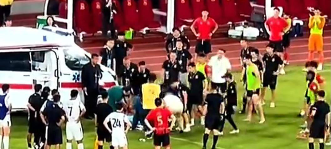 比赛暂停，球员受伤待救护人员到场