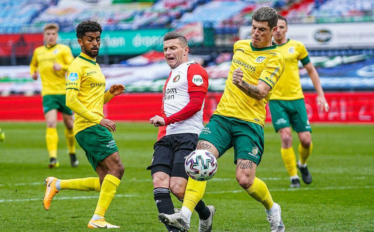 世俱杯2025-沙尔克队在联赛中夺得胜利领跑