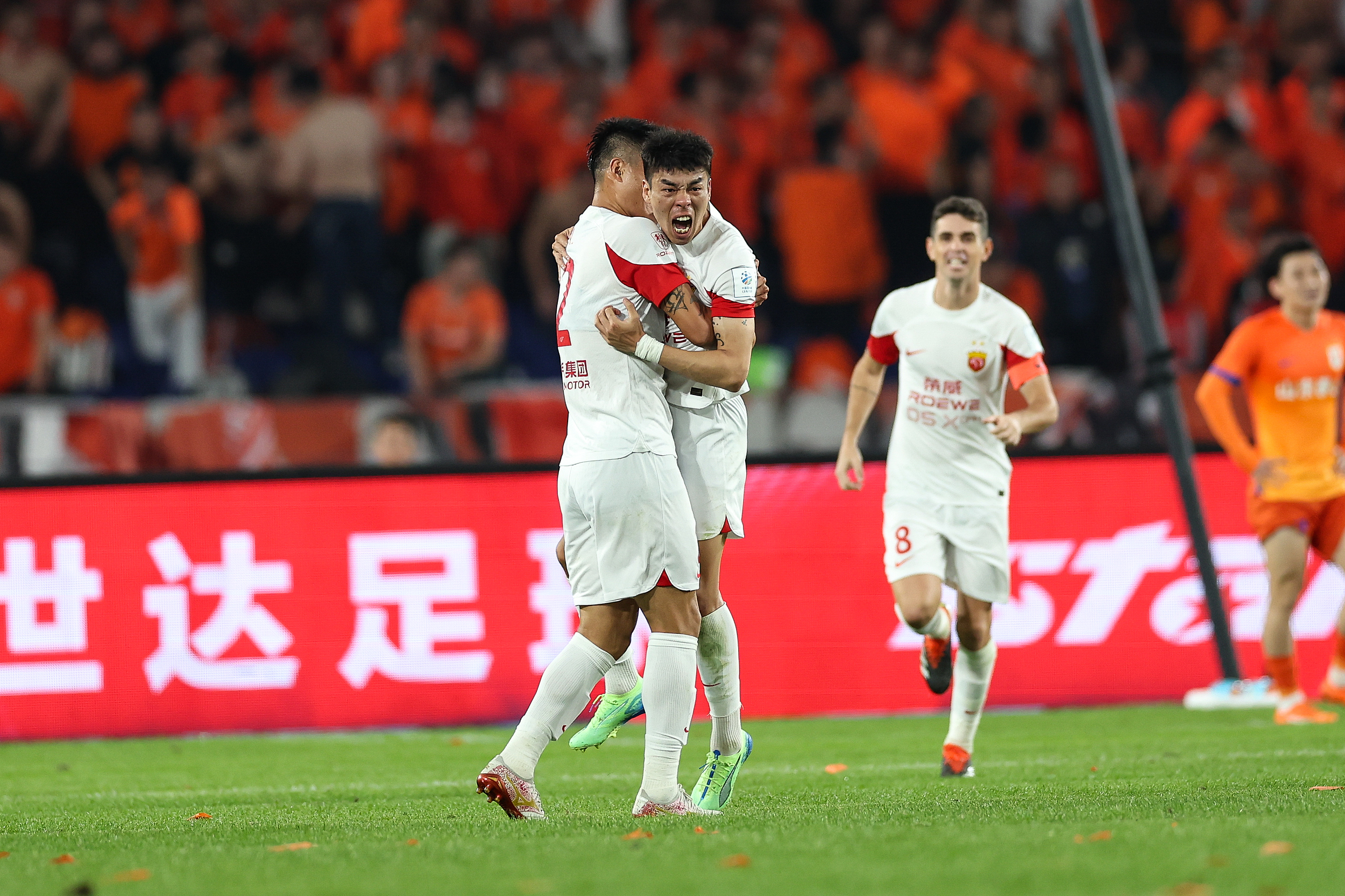 世俱杯冠军-上海海港客场连胜，持续稳定的表现收获赞誉的简单介绍