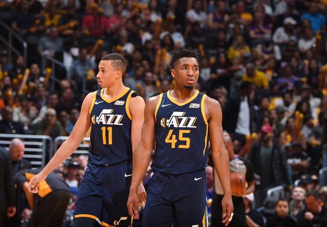 爵士队内部默契十足，合力击败对手夺冠的简单介绍