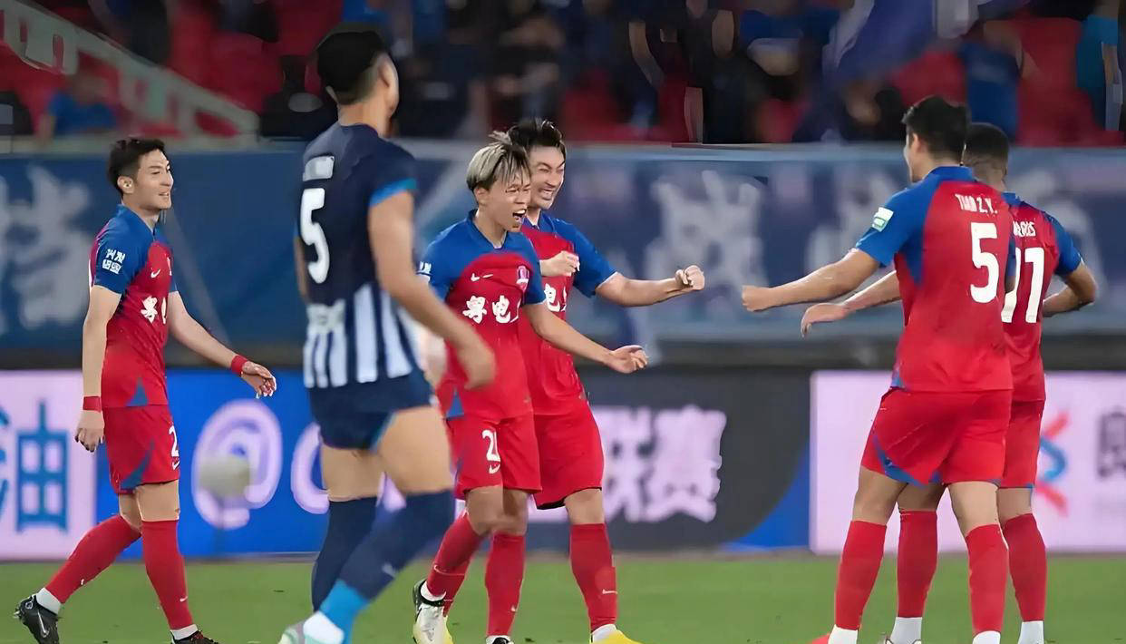 紧张激烈的比赛中，球队力克对手