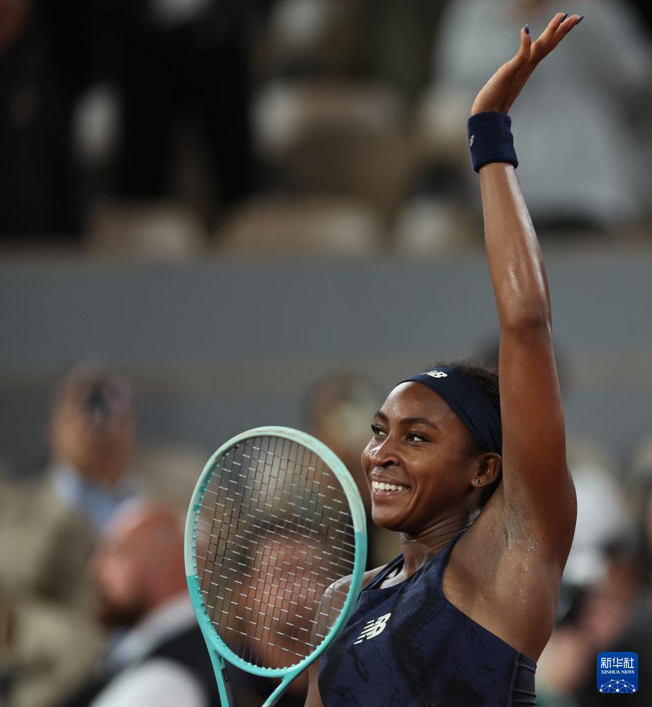 法国选手在体操比赛中表现出色，赢得奖牌