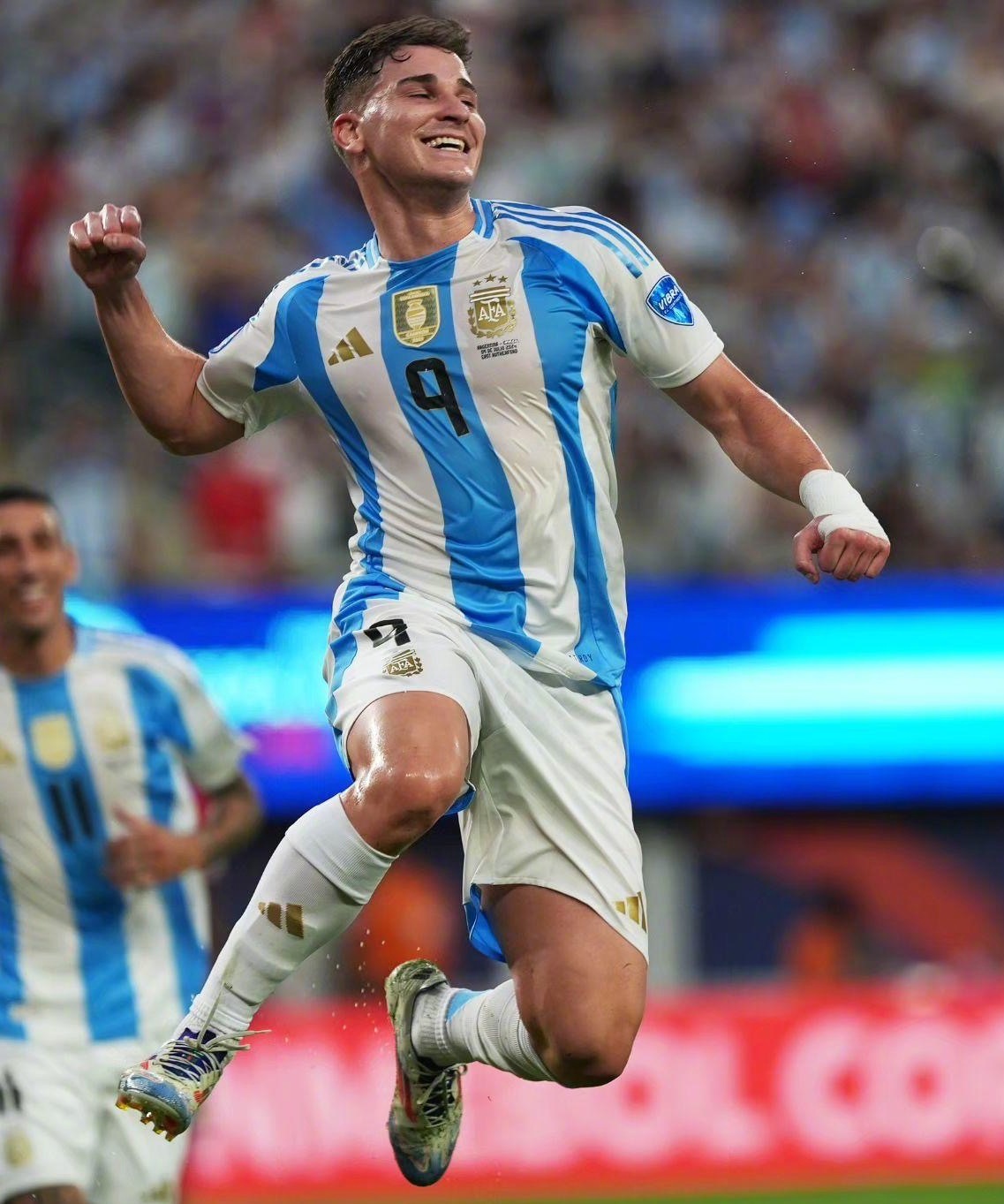 世俱杯冠军-美洲盃比赛中球员们奋勇拼搏，互有胜负的简单介绍