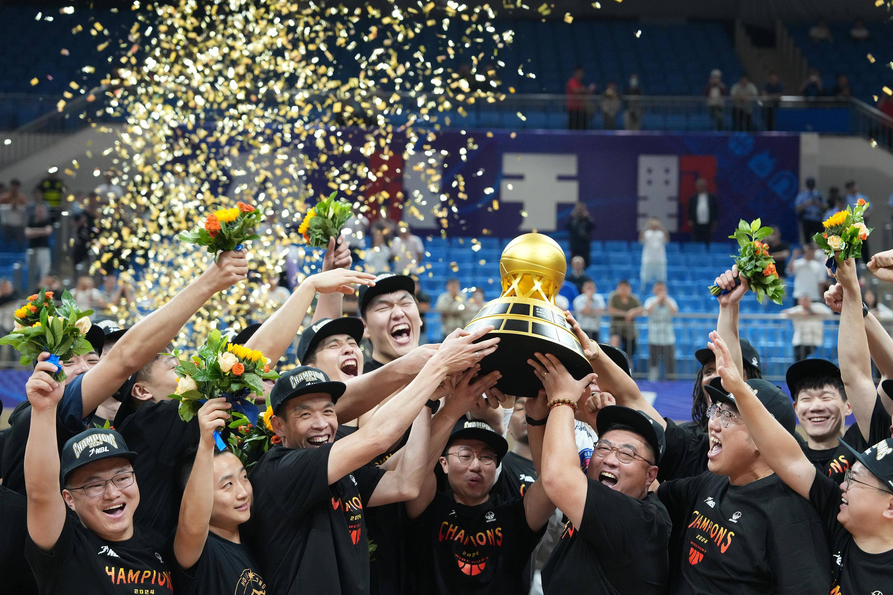 世俱杯参赛资格-中国篮球联赛引爆球场，精彩对决搏杀不止