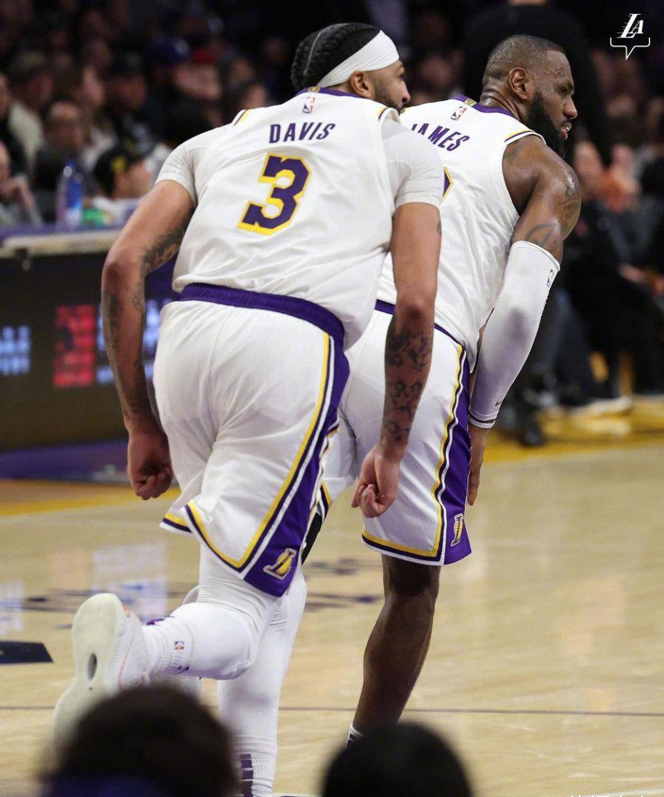 世俱杯冠军-布克突破30分，太阳力擒湖人的简单介绍