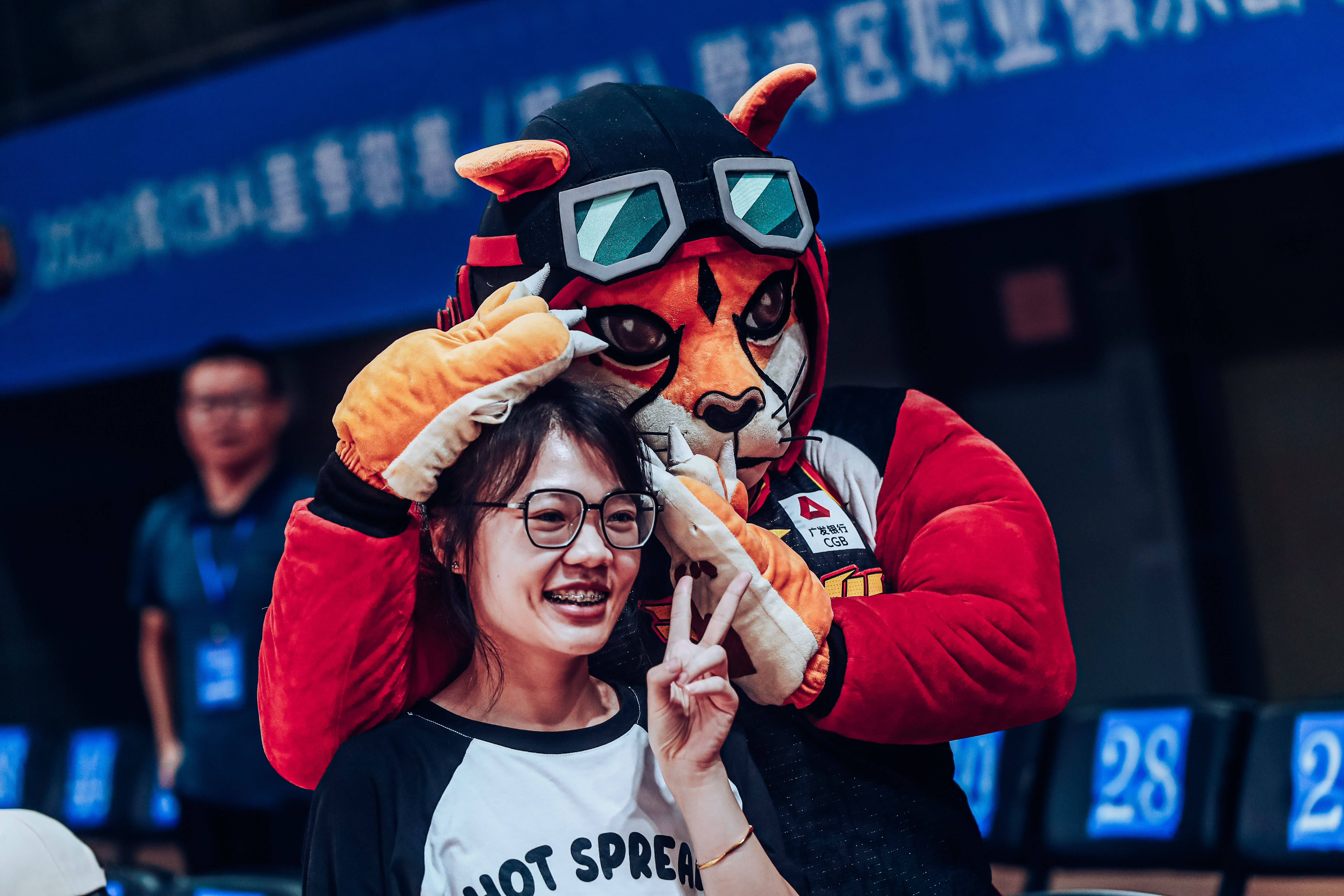 球迷们为这场比赛的激情燃烧不息！