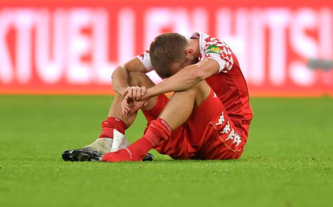 世俱杯-包含沙尔克球队遭遇五连败，陷入降级区的词条